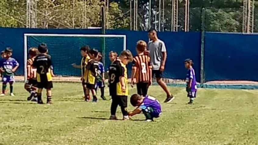 Un gesto conmovedor en una canchita santafesina de fútbol infantil