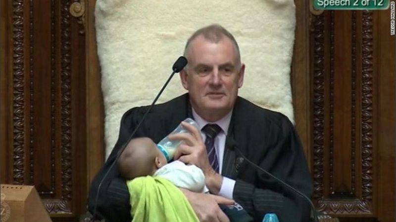 Nueva Zelanda: presidente del Parlamento alimenta al bebé de un diputado en la sesión