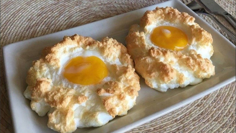 Qué es el «huevo nube»: cómo hacer el plato que es furor en las redes sociales