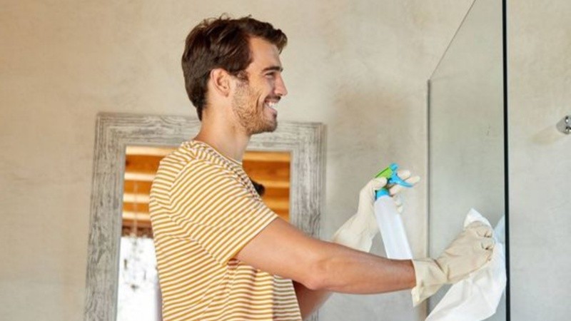 Mamparas: cómo limpiarlas según su material