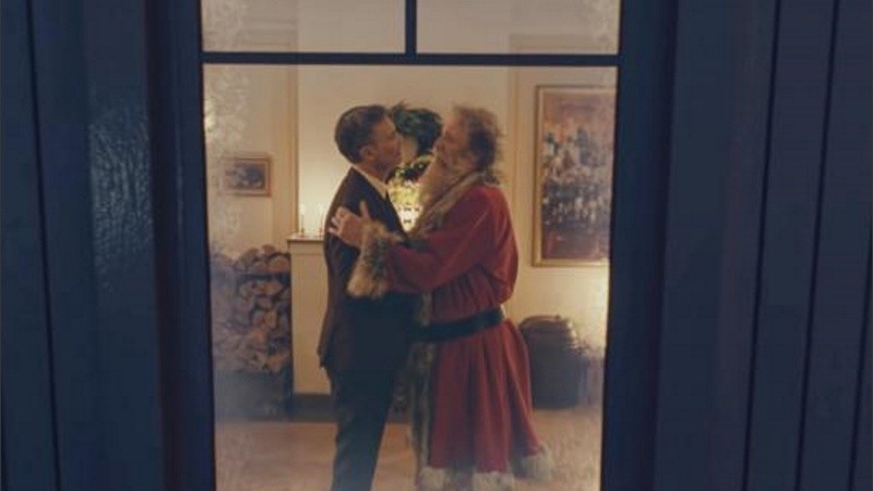 El servicio postal noruego lanzó un comercial con un Papá Noel homosexual