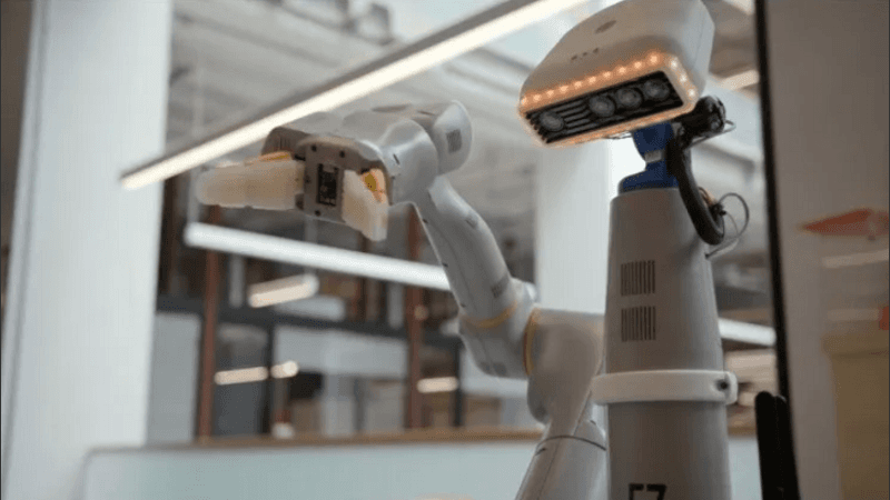 Google empezó a usar robots de limpieza para separar residuos y barrer en sus oficinas