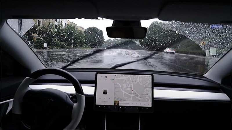 Tesla recibió una patente para su innovador limpiaparabrisas láser: cómo funciona