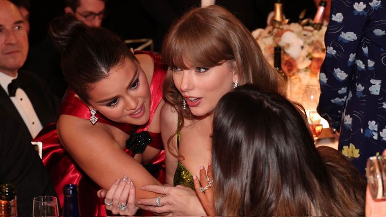 Taylor Swift y dos momentos incómodos que quedaron filmados en los Globos de Oro