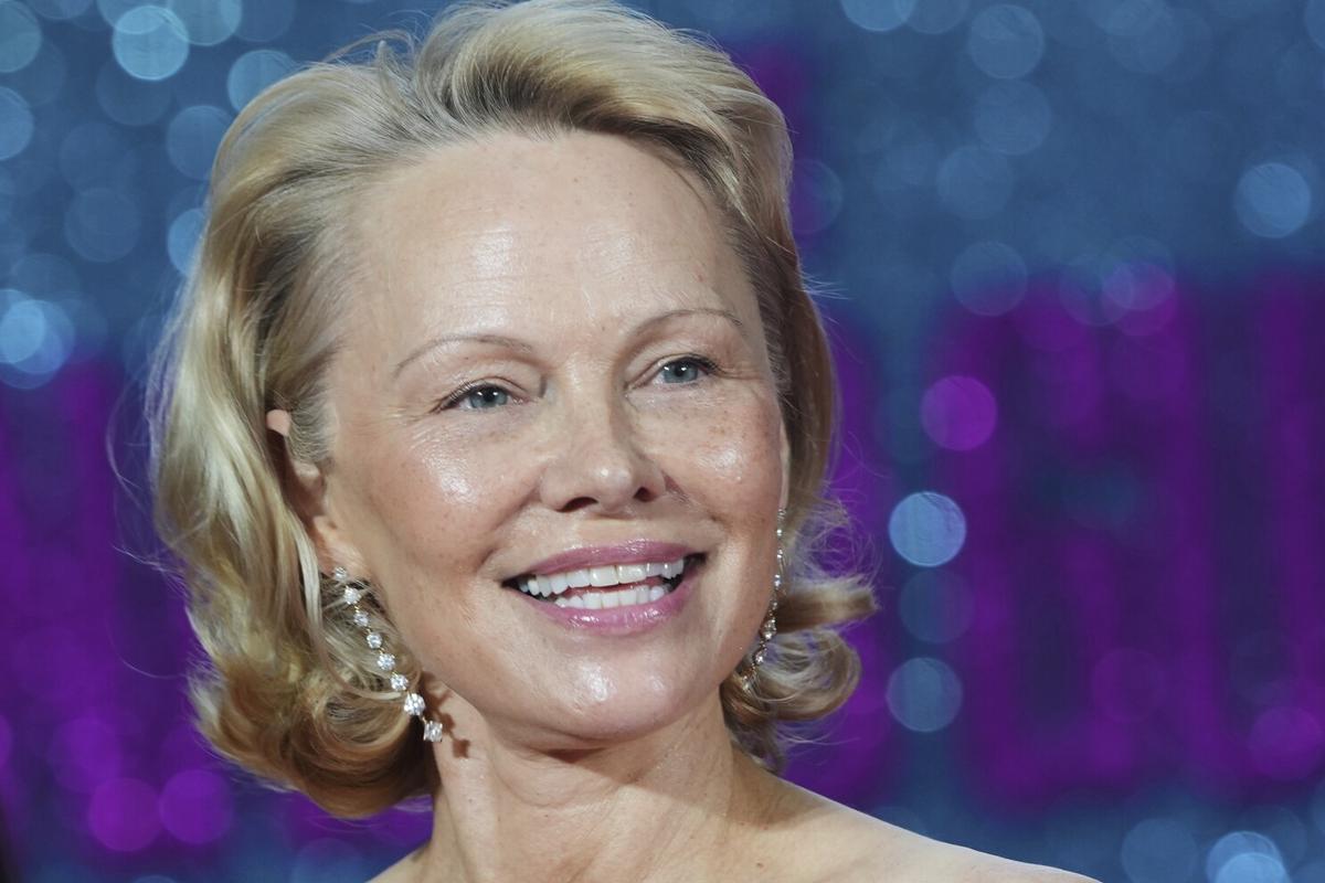 Pamela Anderson marca tendencia entre mujeres sin maquillaje y sorprende en la moda