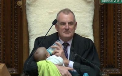 Nueva Zelanda: presidente del Parlamento alimenta al bebé de un diputado en la sesión