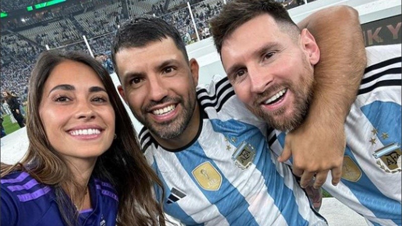 Las fotos “mundiales” de Antonela Roccuzzo junto a Lionel Messi y el “detalle” en el celular del Kun Agüero