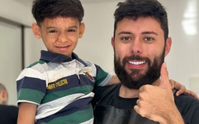 El peluquero brasileño que cambia la vida a niños que perdieron el cabello