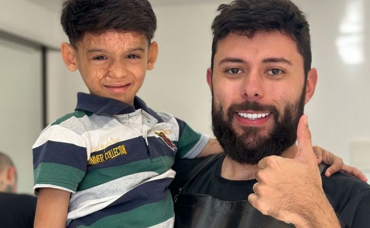 El peluquero brasileño que cambia la vida a niños que perdieron el cabello