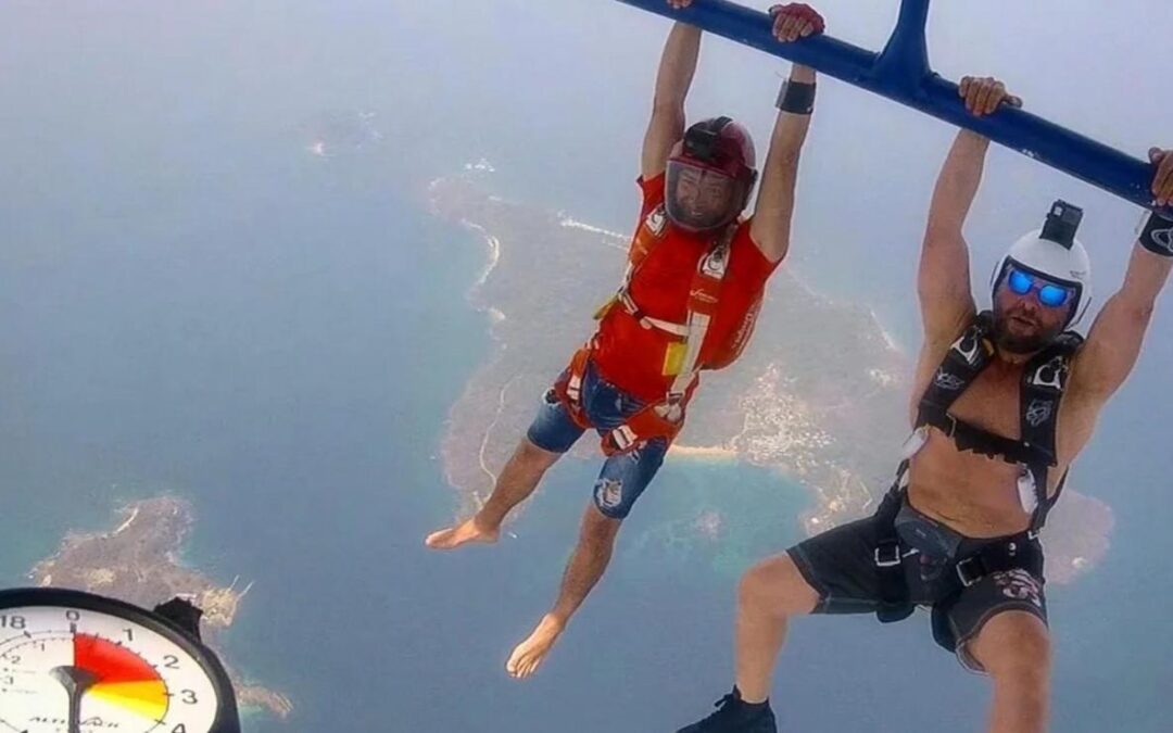 Récord mundial: dos paracaidistas argentinos saltaron desde la estratósfera